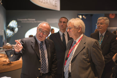 Jean-Jacques Dordain presents to Jose Raimundo Braga Coelho the ESA pavilion 