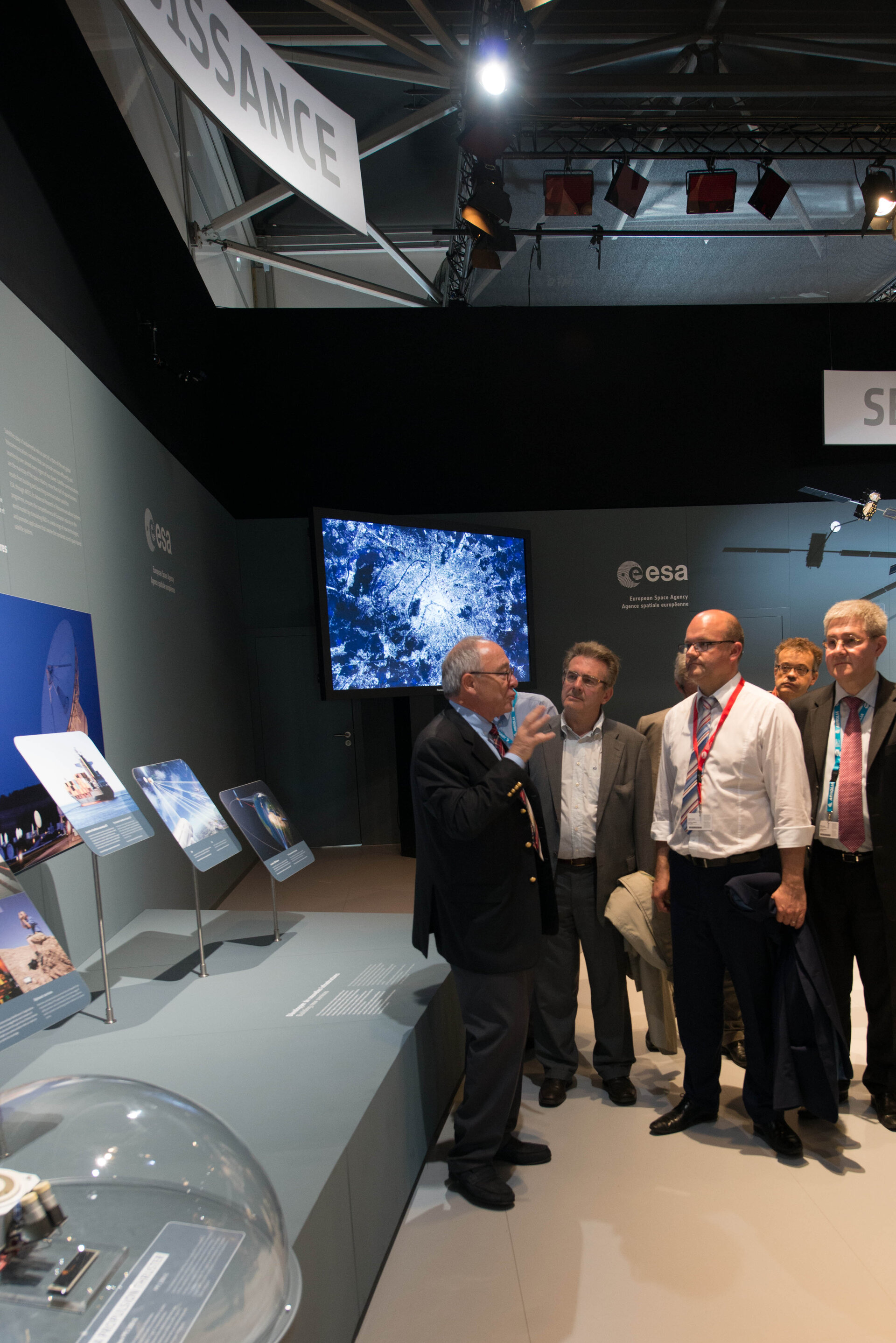 Jean-Jacques Dordain presents to Philippe Courard the ESA Pavilion