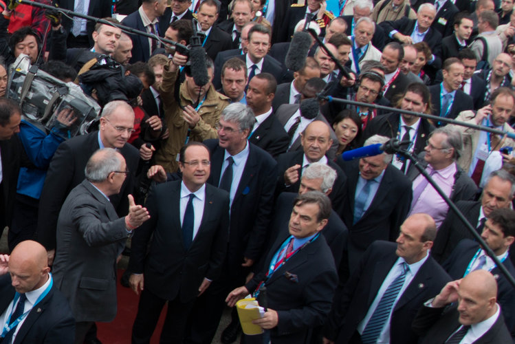 Jean-Jacques Dordain presents to President François Hollande the ESA pavilion 