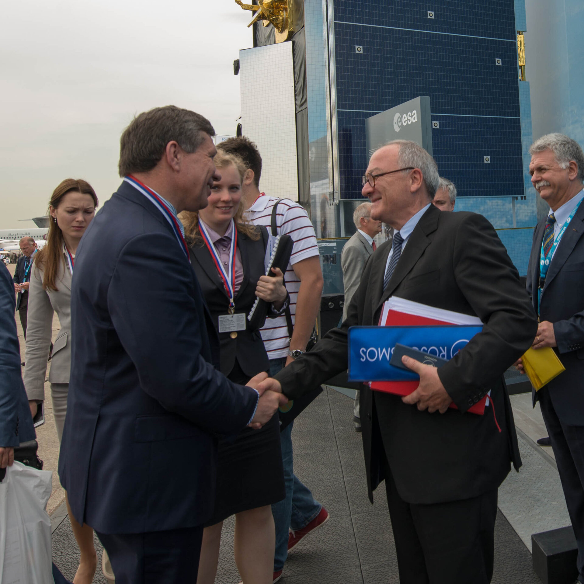 Jean-Jacques Dordain welcomes Vladimir Popvkin to the ESA pavilion 
