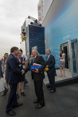 Jean-Jacques Dordain welcomes Vladimir Popvkin to the ESA pavilion 