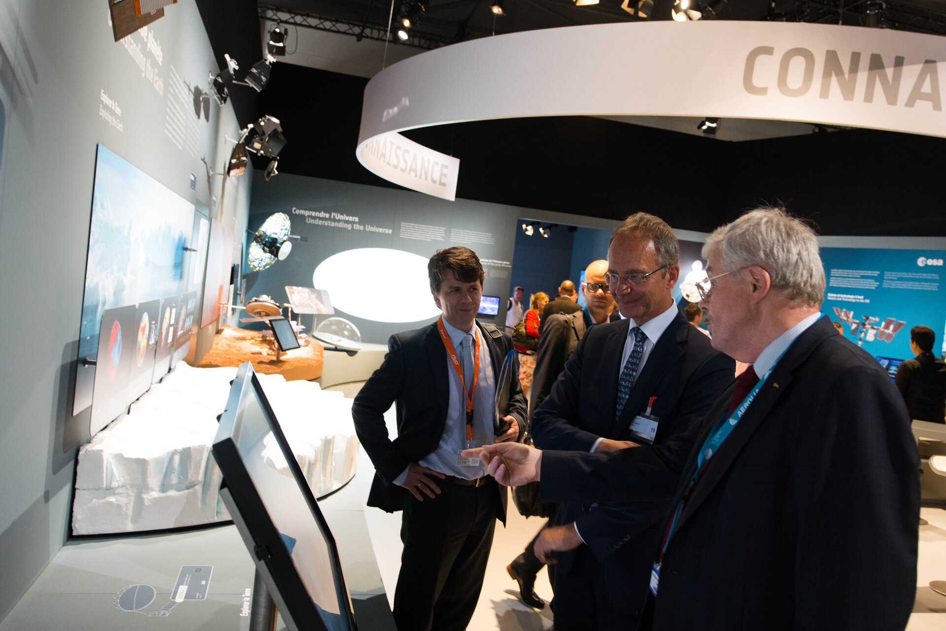 Karlheinz Kreuzberg presents to Henk Kamp the ESA Pavilion