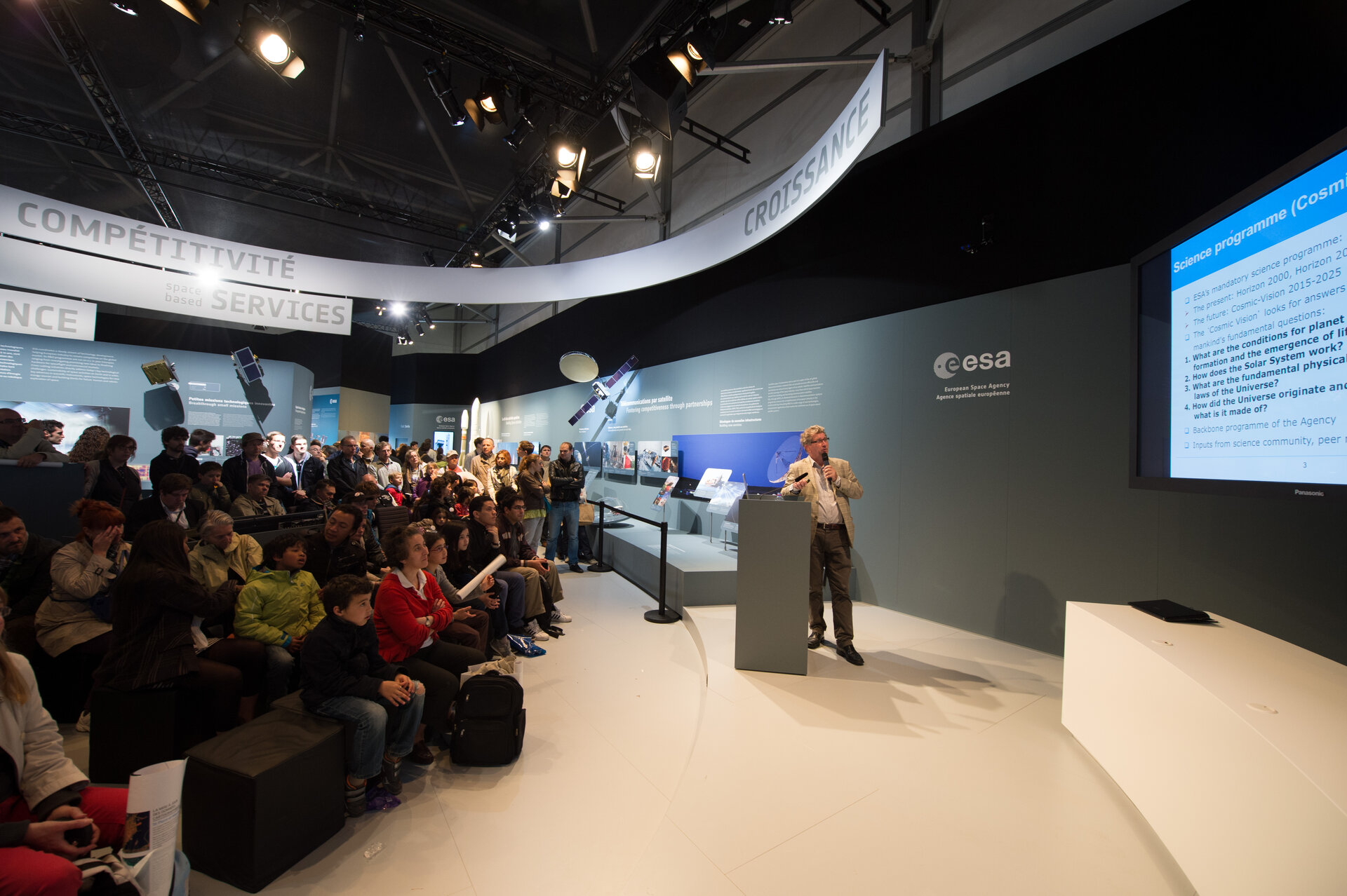 Public during the "Exploring the Solar System" lively presentation