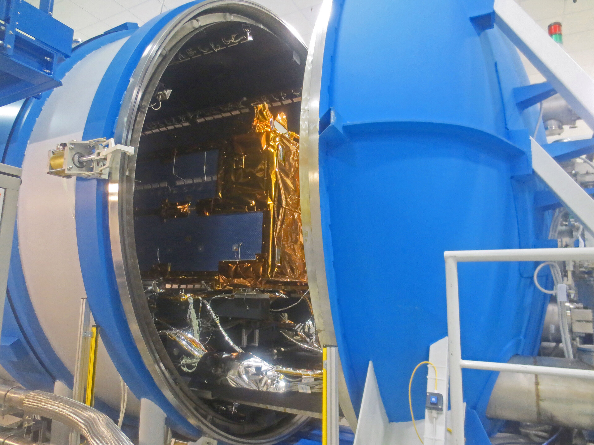 Encapsulation in vacuum chamber