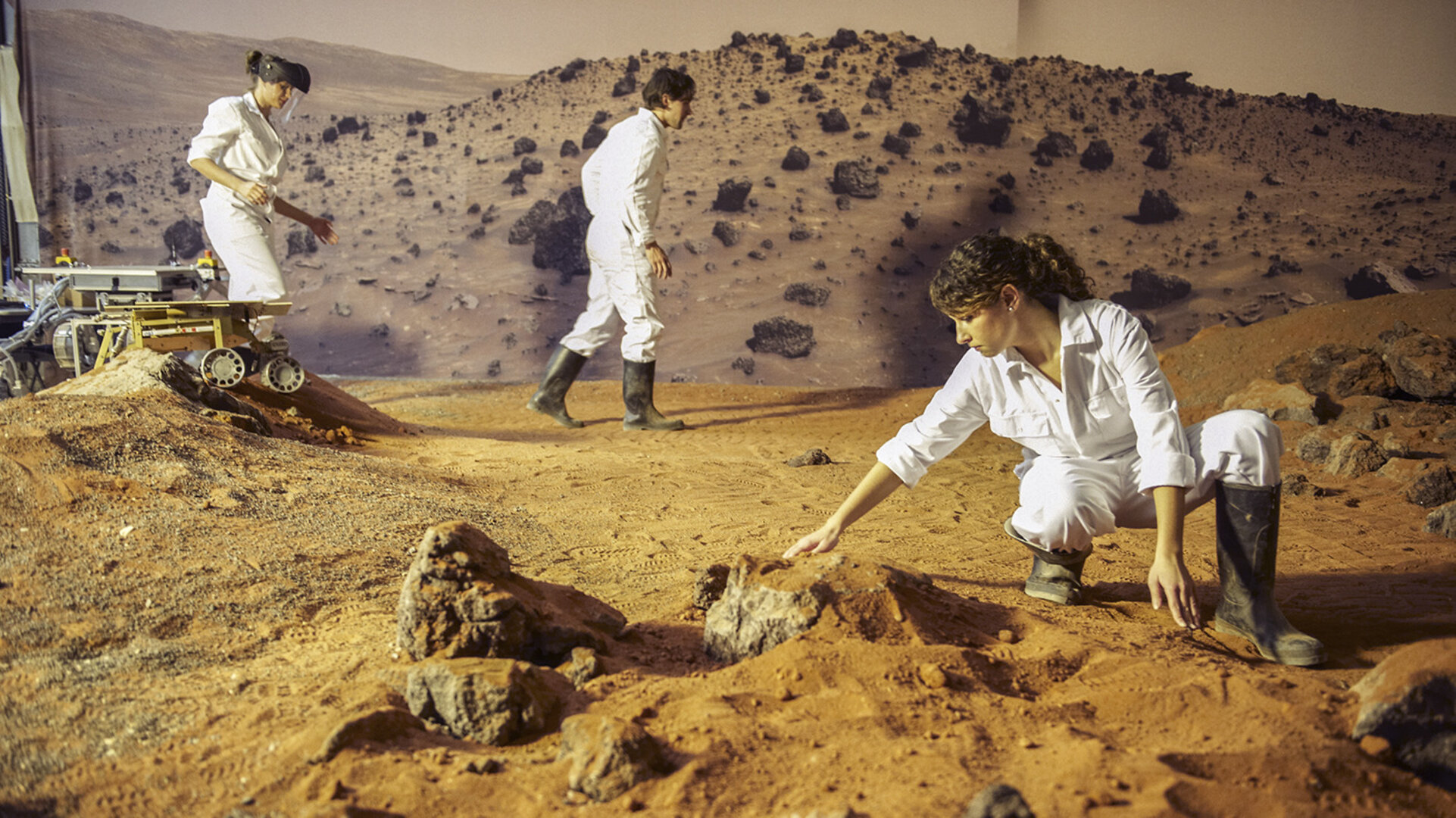 Dutch students explore ESA's Mars Yard