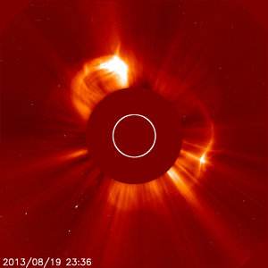 Sun-diving comet meets solar storm