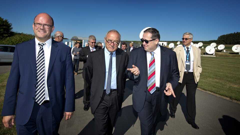 Le secrétaire d'Etat M. Courard et le Directeur Général de l'ESA M. Dordain lors d'une précédente visite à Redu
