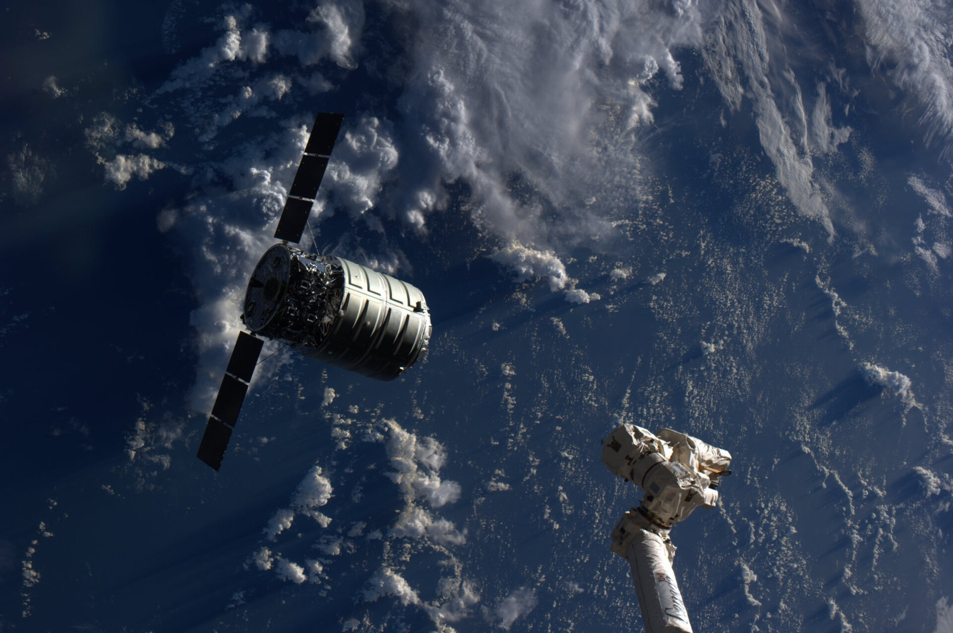 День космонавтики спутники. Cygnus МКС. Космический Спутник. Спутник в космосе. Космические аппараты в космосе.