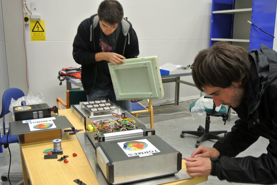 TORMES students working on their experiment