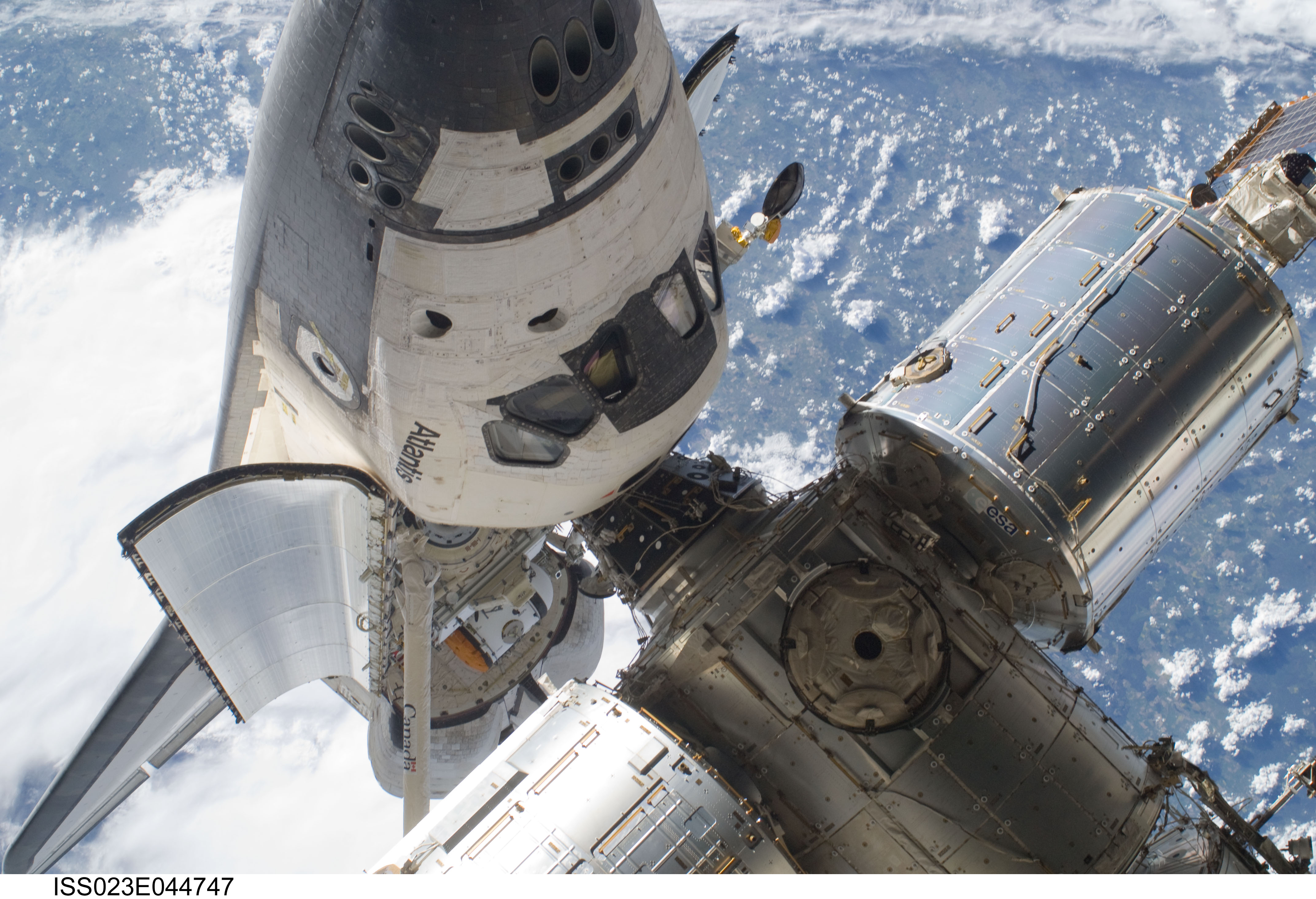 Фото космического корабля в космосе. Спейс шаттл космический корабль. Шаттл Атлантис СТС 132. Спейс шаттл Атлантис. Шаттл "Атлантис" и МКС.