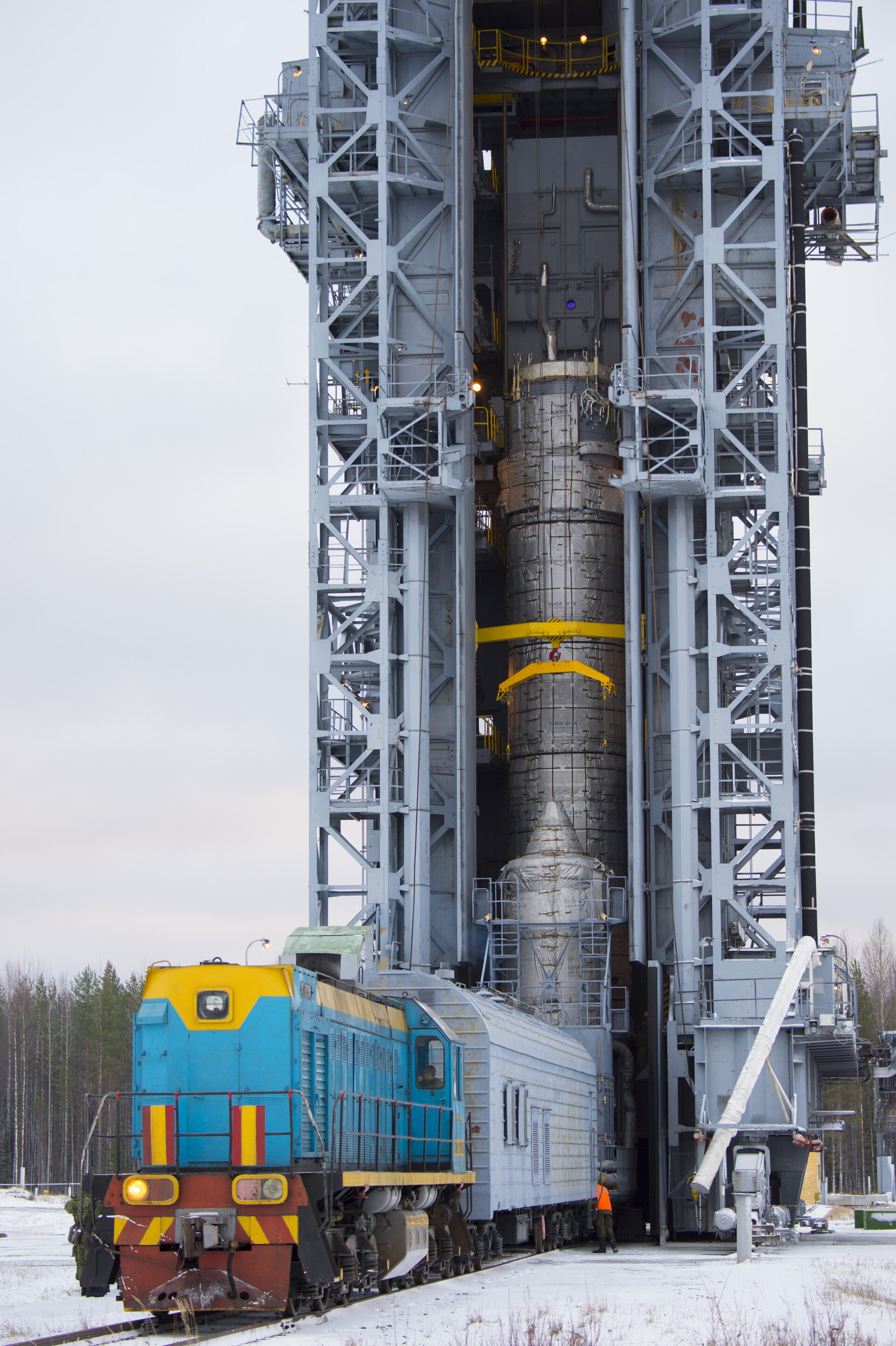 Swarm upper composite hoisted to the top of the service tower 