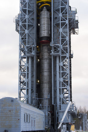 Swarm upper composite hoisted to the top of the service tower 