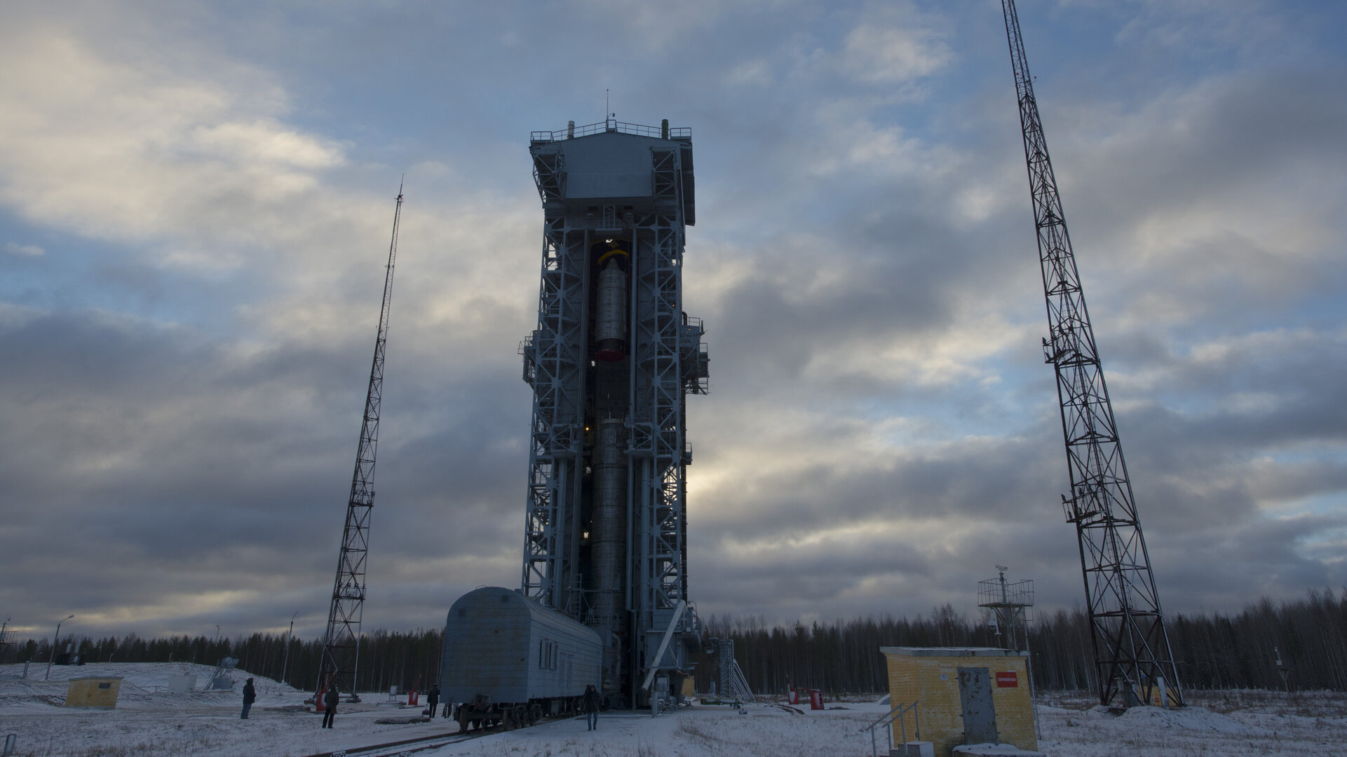 Swarm upper composite hoisted to the top of the service tower 