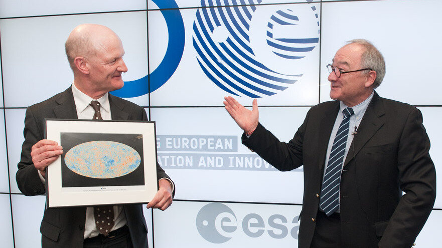 Jean-Jacques Dordain daroval britskému ministrovi Davidu Willettsovi obrázek kosmického mikrovlnného pozadí získaný observatoří Planck