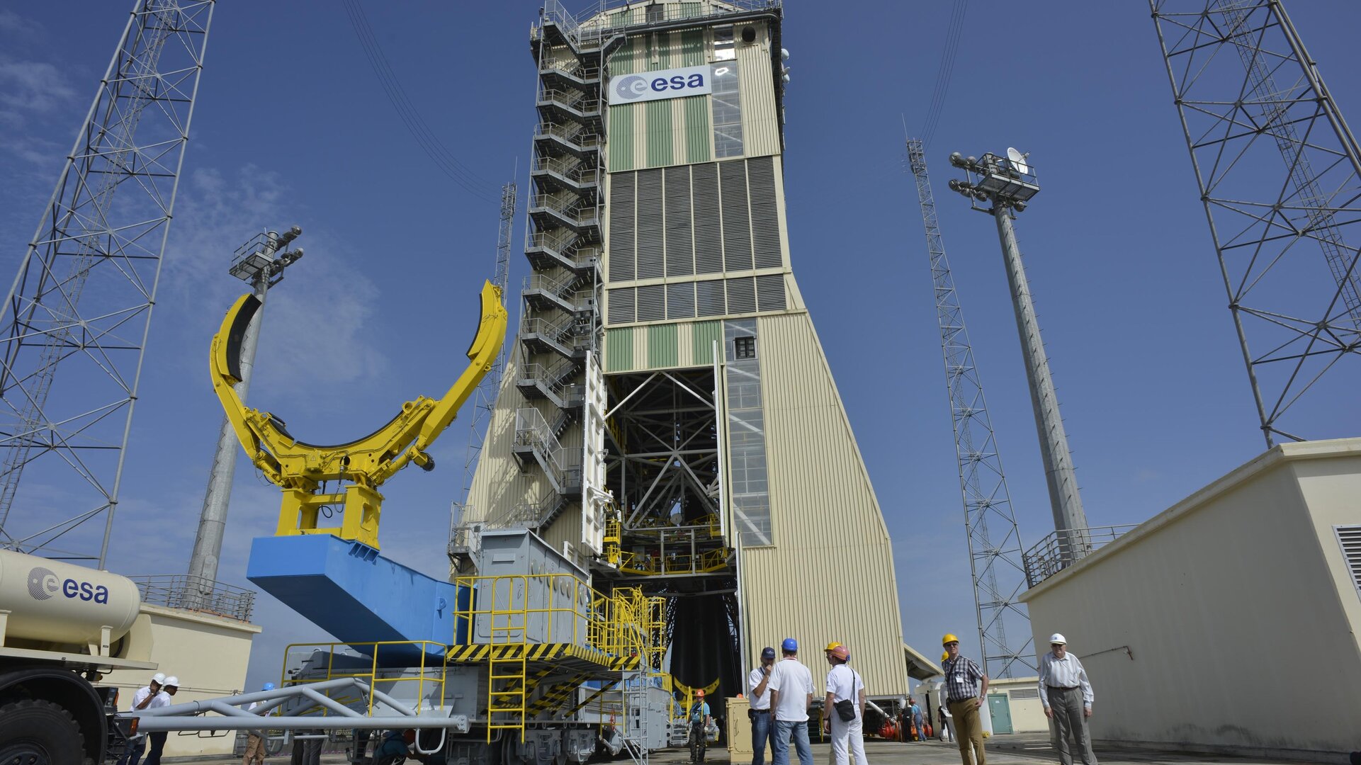 Soyuz VS06 transfer to launch zone