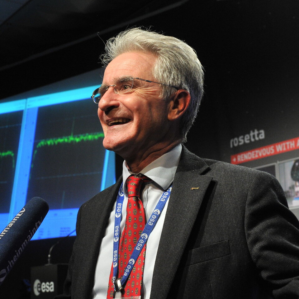 Paolo Ferri im Gespräch mit den Medien, als die Einsatzleitung zum ersten Mal ein Signal von Rosetta erhielt