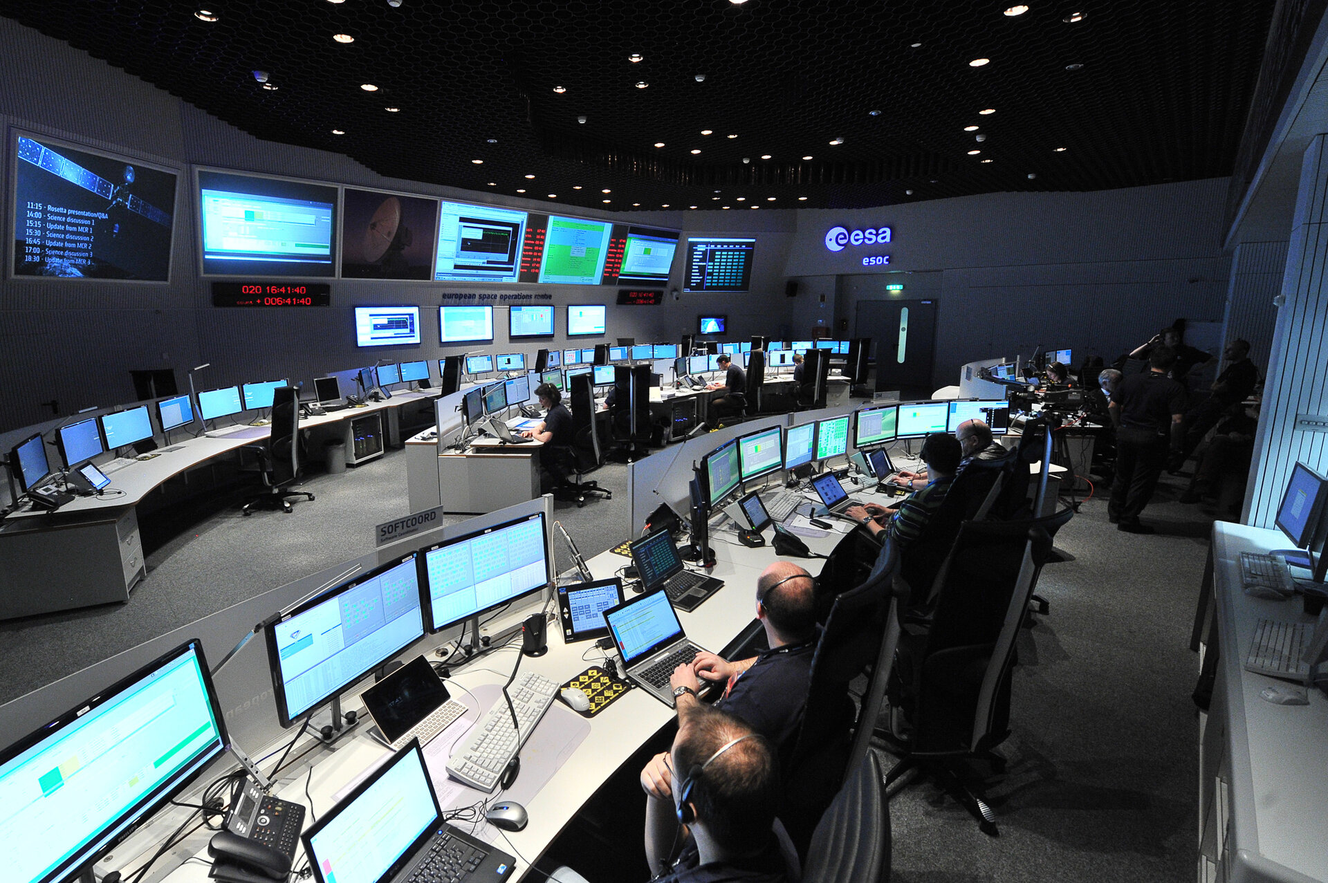 Am ESOC-Zentrum wurde Rosettas Kurs korrigiert