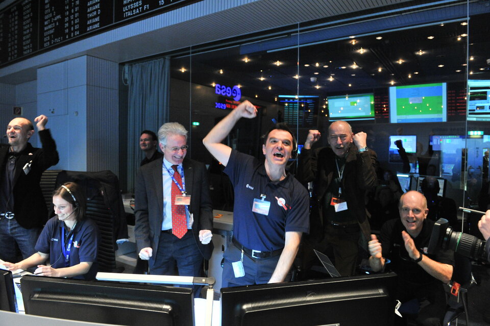 20. Januar 2014: Mitglieder des Kontrollteams freuen sich im ESOC über das erste Signal von Rosetta nach 31 Monaten Tiefschlaf 