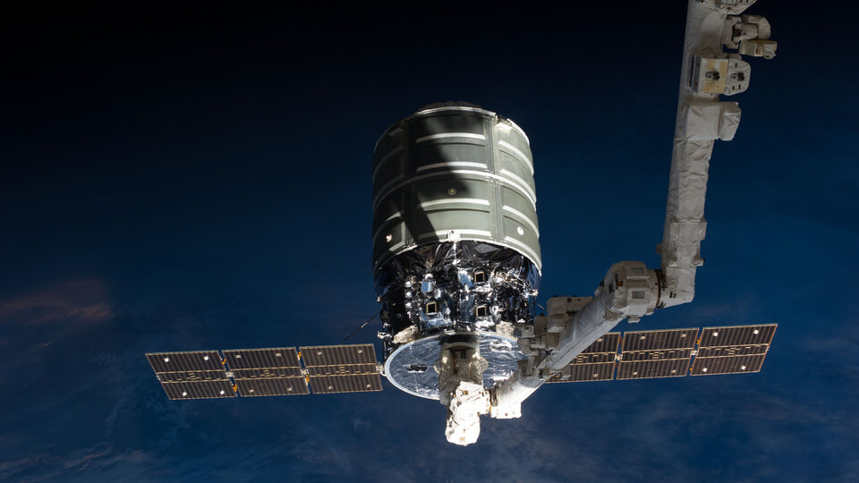 Zásobovací loď Cygnus zachycená robotickým manipulátorem ISS
