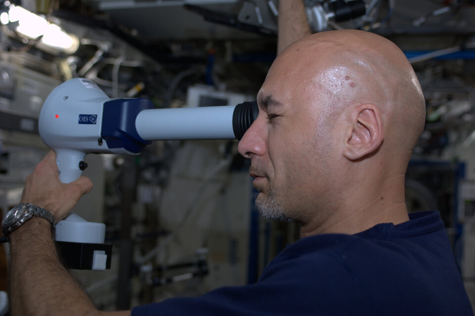 Astronauta Luca Parmitano przeprowadza badanie oczu