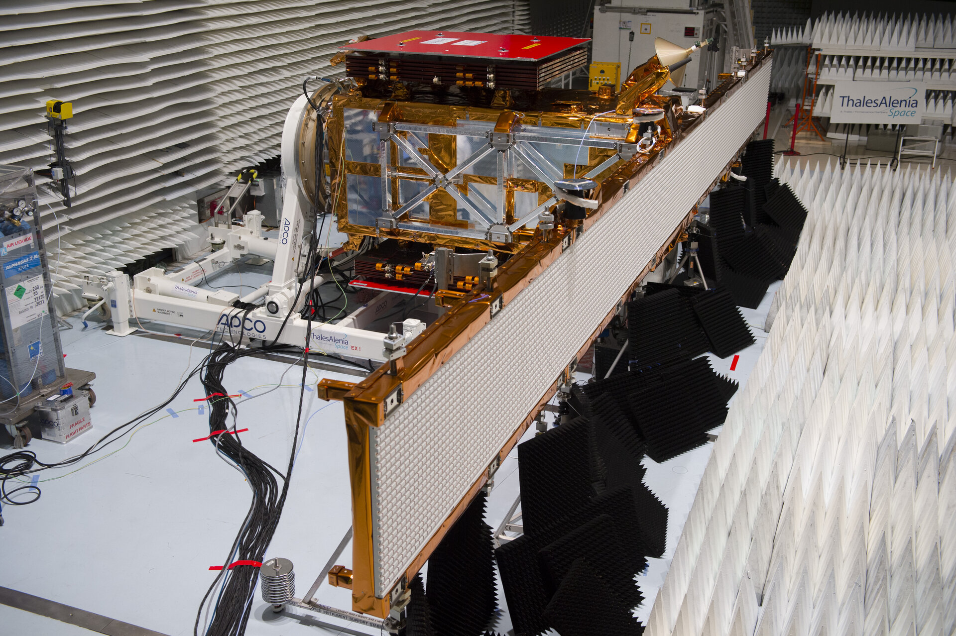Die gewaltige Radarantenne von Sentinel 1 bei Tests