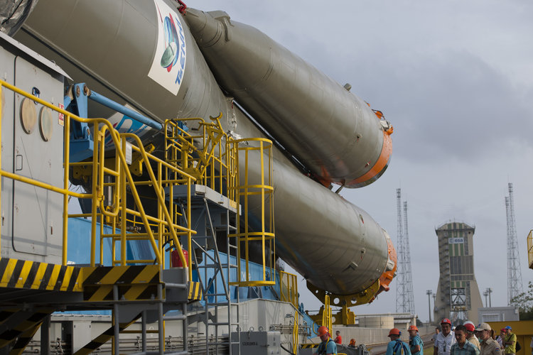 Soyuz VS07 transfer from MIK to launch zone