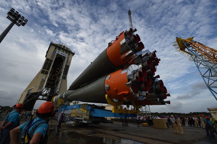 Soyuz VS07 transfer from MIK to launch zone