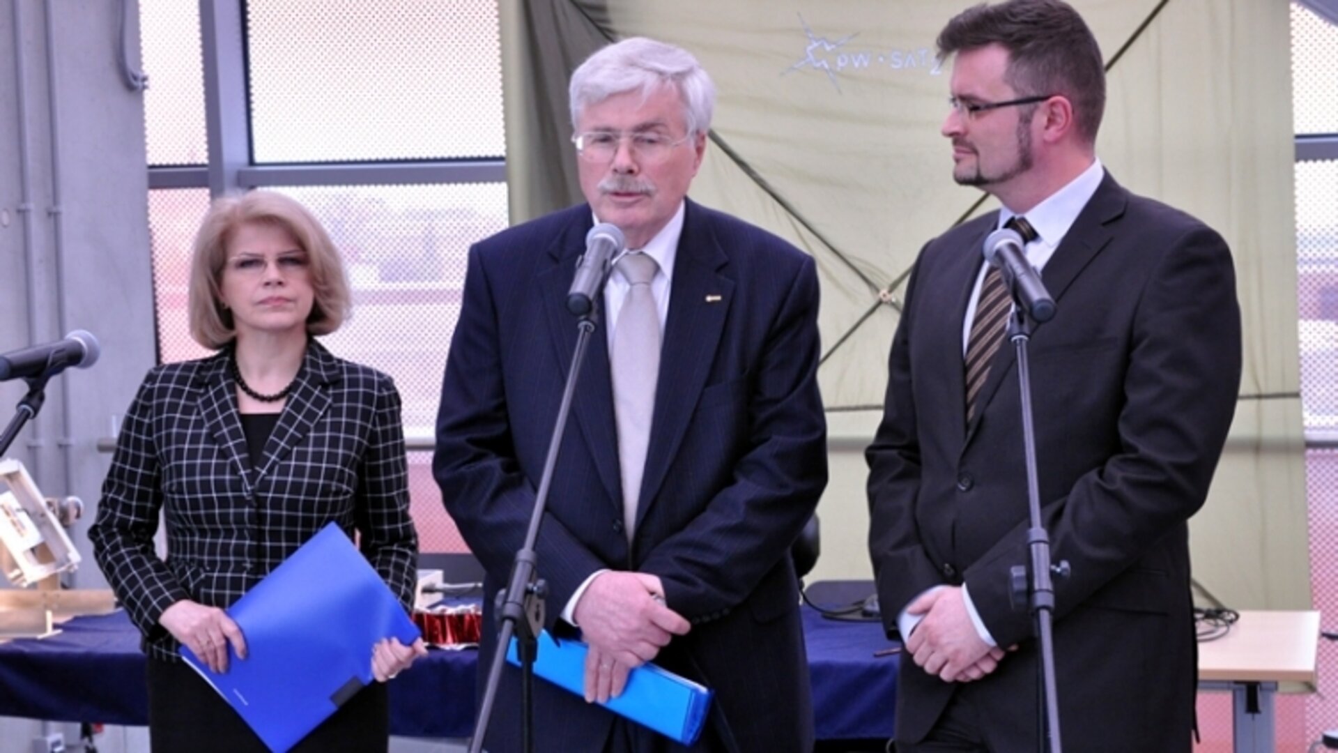 Wypowiedzi dla mediów, od lewej: wiceminister gospodarki Grażyna Henclewska, Dr Karlheinz Kreuzberg z ESA 