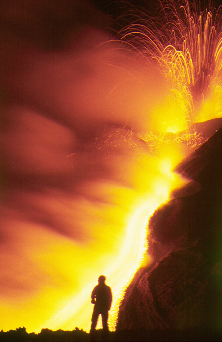 Alexander estudiando una erupción del Etna