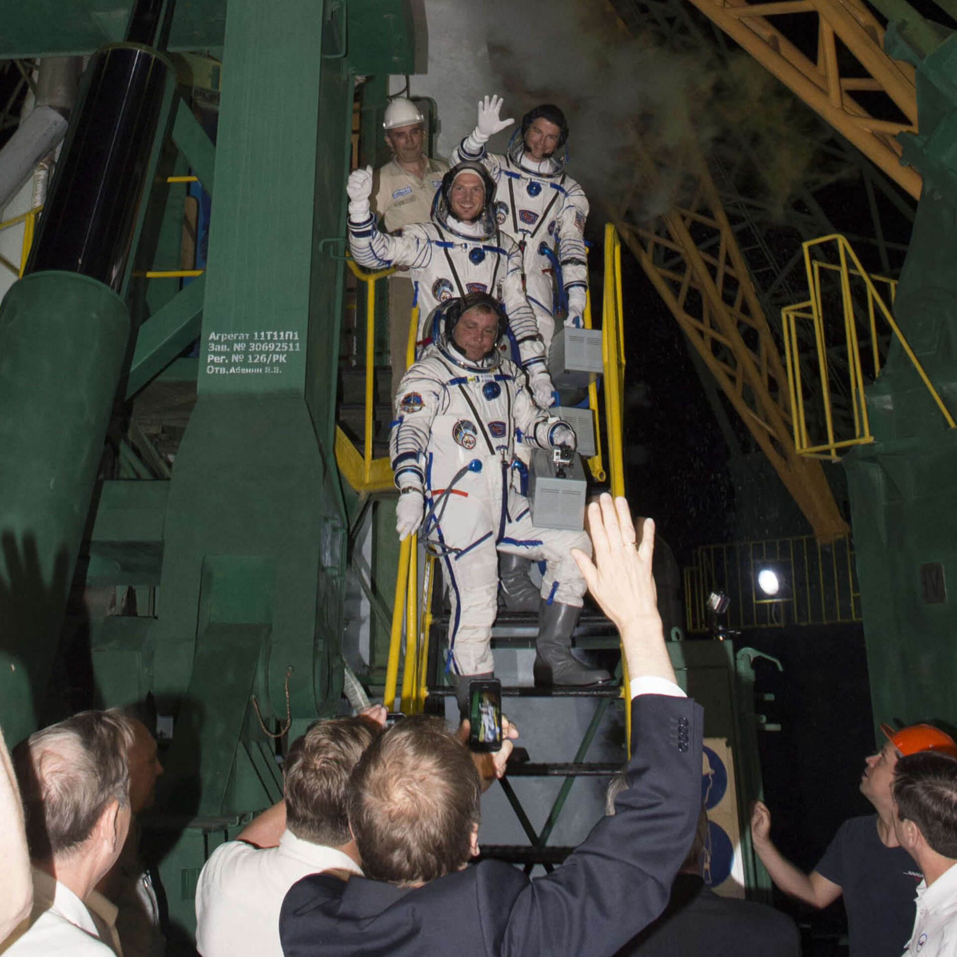 Expedition 40/41 crew members greeting audience at the launch pad