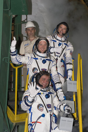 Expedition 40/41 crew members greeting audience at the launch pad