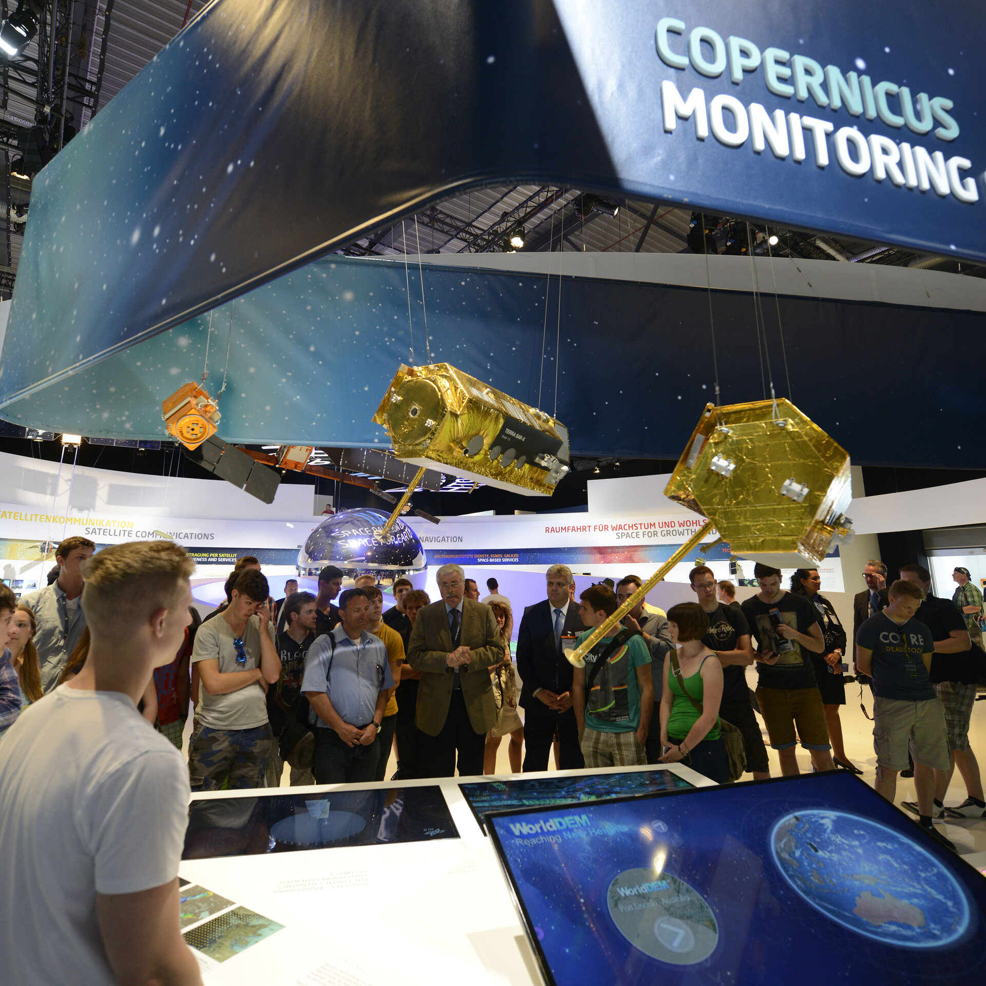 Karlheinz Kreuzberg presents to students the space pavilion