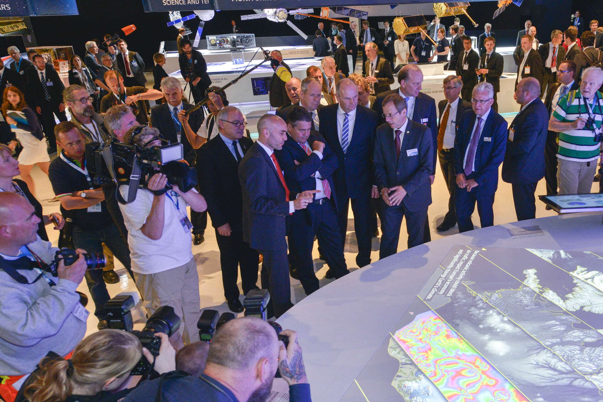 Sigmar Gabriel visits the ‘Space for Earth’ space pavilion at ILA