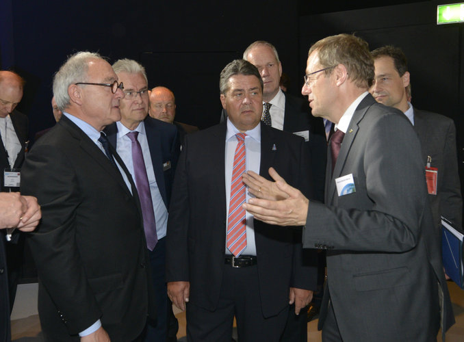 Sigmar Gabriel visits the ‘Space for Earth’ space pavilion at ILA