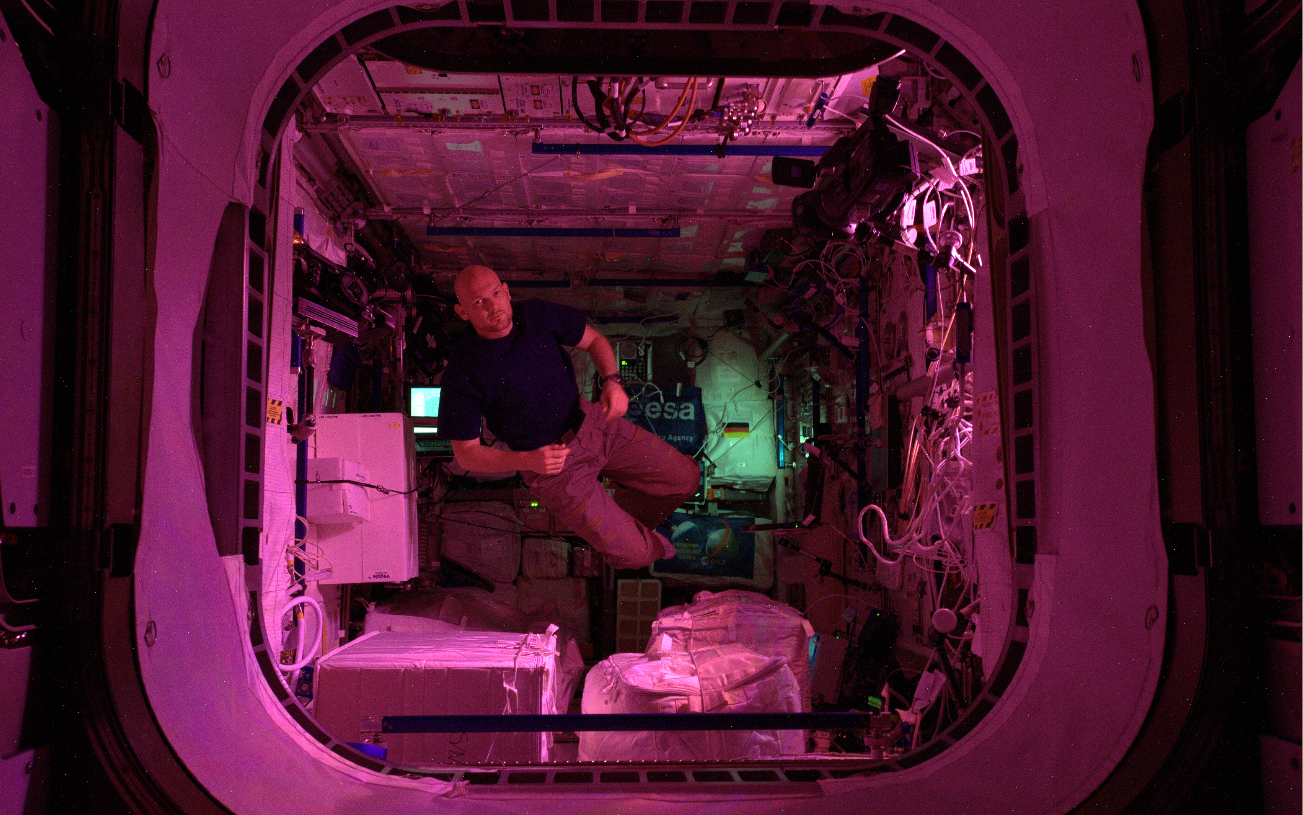 Включи станцию на ночь. Розовый МКС. Пандорум космической модуль интерьер. Spacelab Construction. Space Ohio.