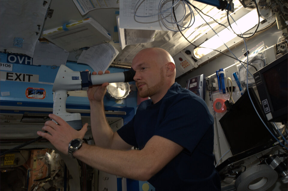 ESA-Astronaut Alexander Gerst beim Augen-Experiment