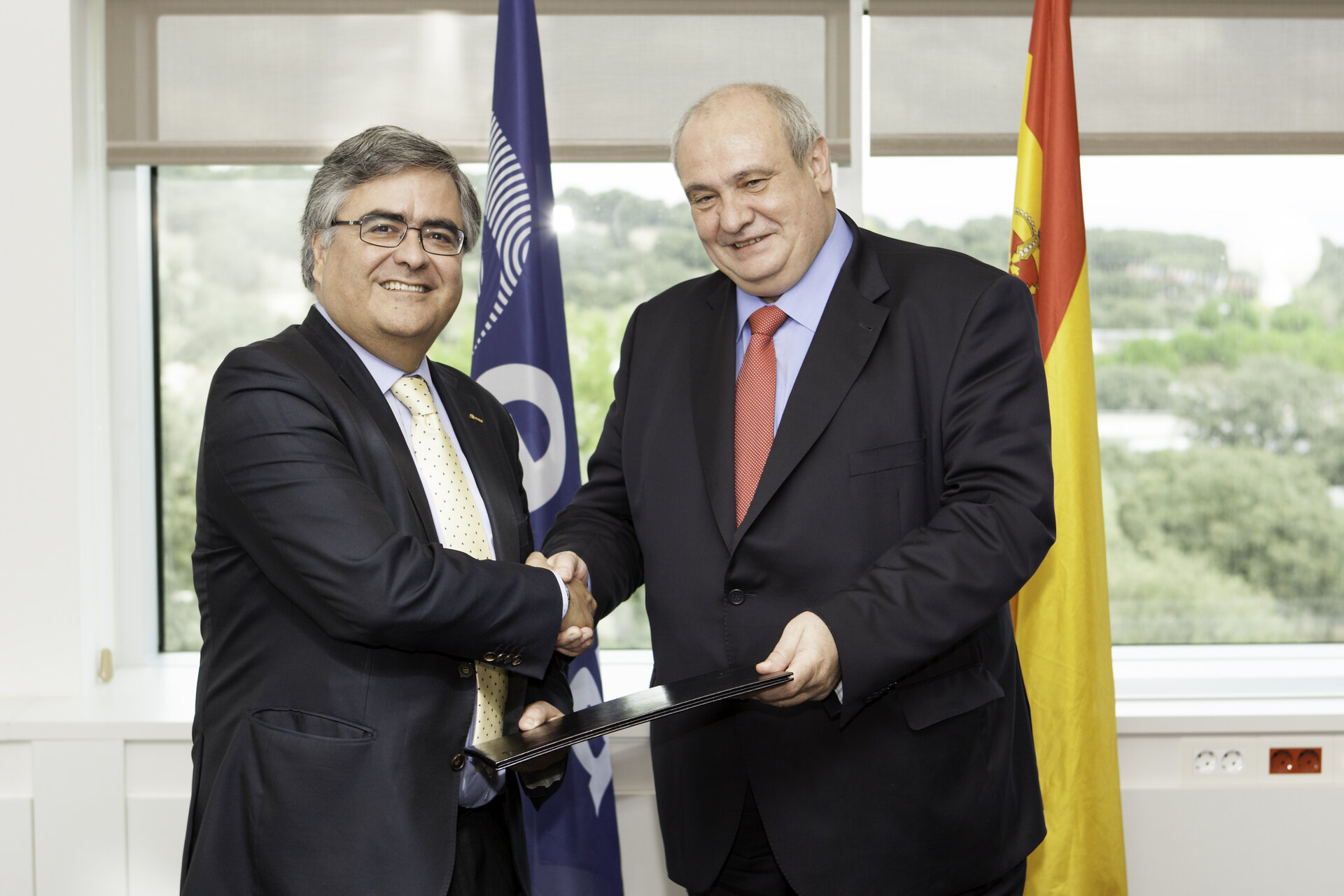 Alvaro Giménez y Carlos Conde durante la firma del acuerdo