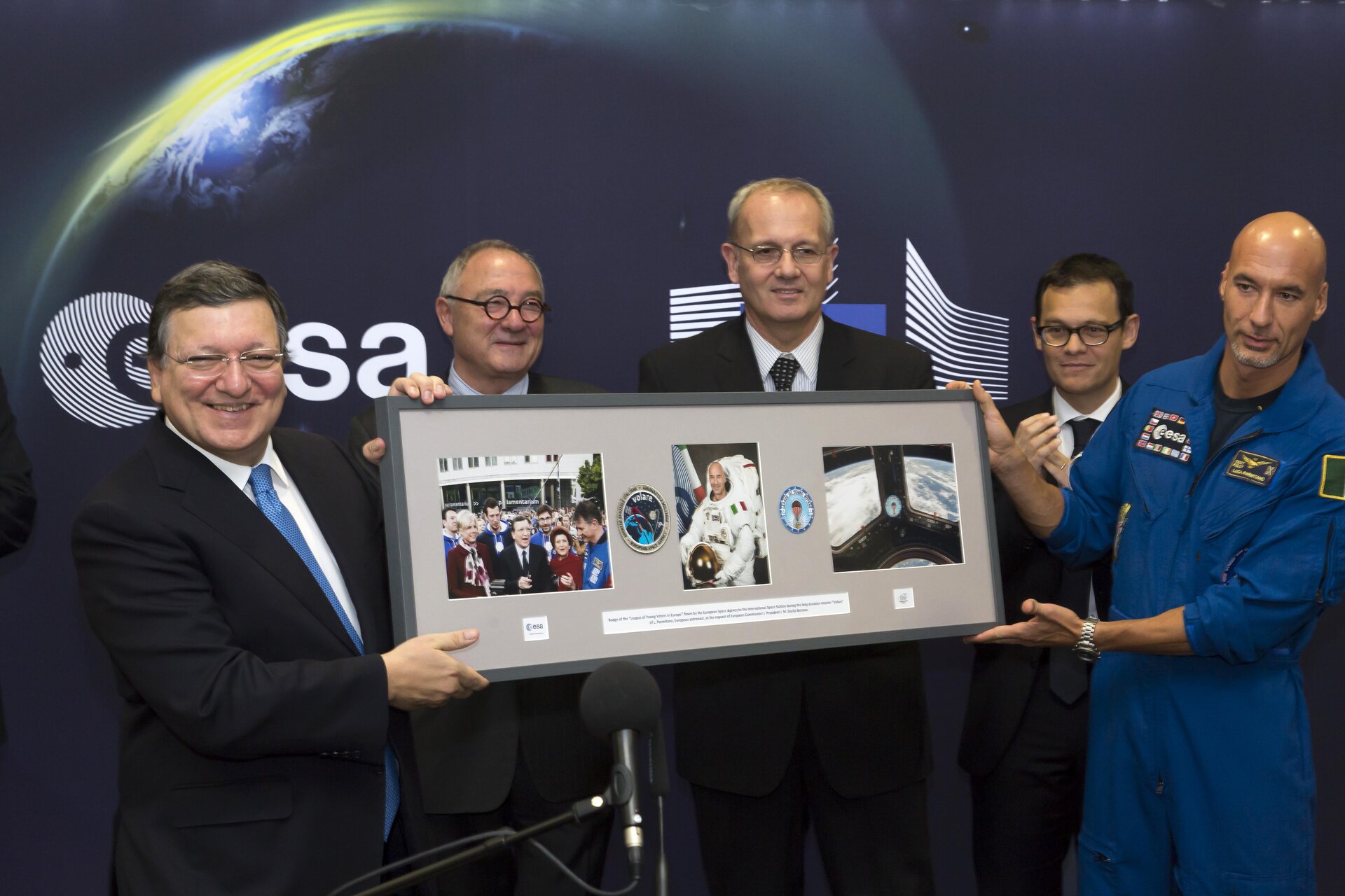 José Manuel Barroso receiving a present from Luca Parmitano