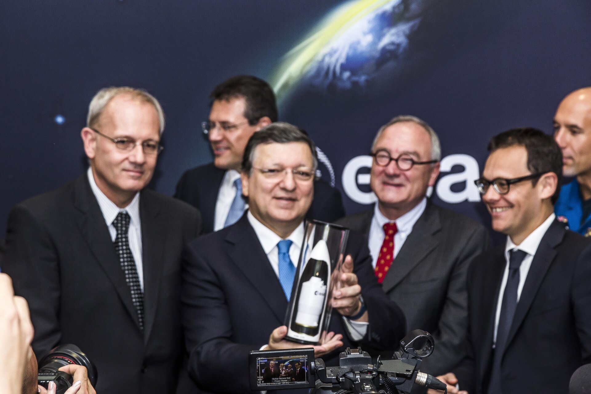 José Manuel Barroso receiving a present from Stéphane Israël