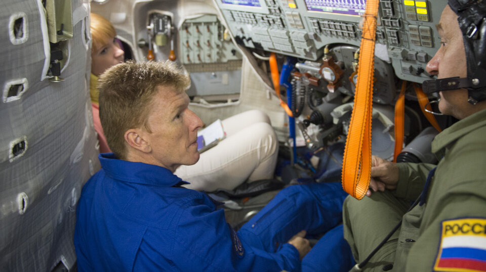Tim durante su entrenamiento en el simulador de la Soyuz TMA