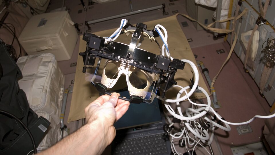 Eye tracking device