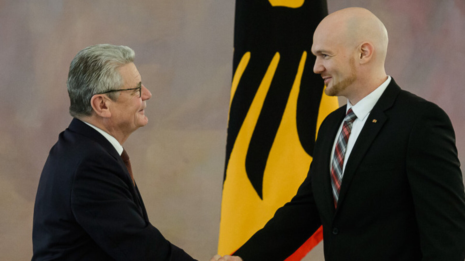 ESA-Astronaut Alexander Gerst bekommt das Bundesverdienstkreuz 1. Klasse von Bundespräsident Joachim Gauck verliehen