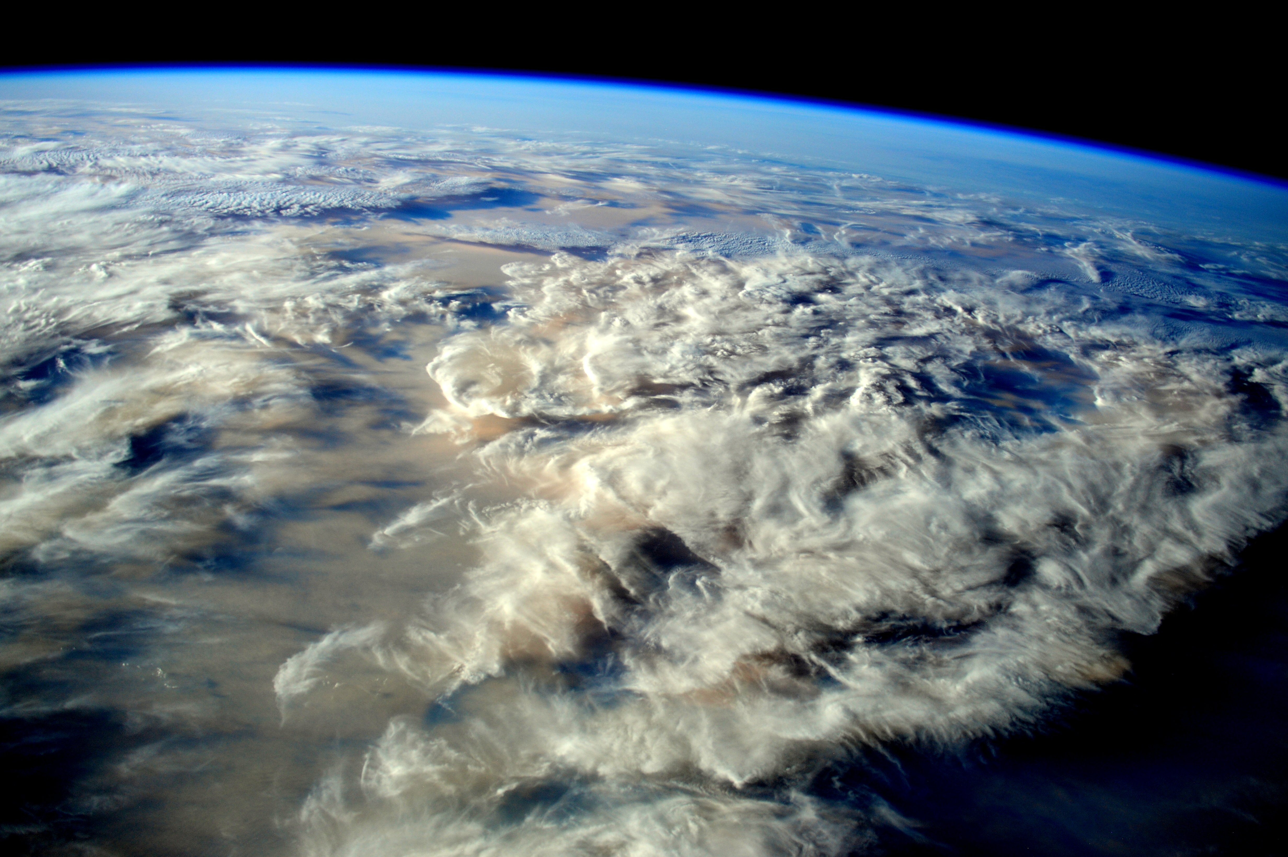 Граница земная поверхность атмосфера. Земля из космоса. Вид из космоса. Вид земли с космоса. О земле и космосе.