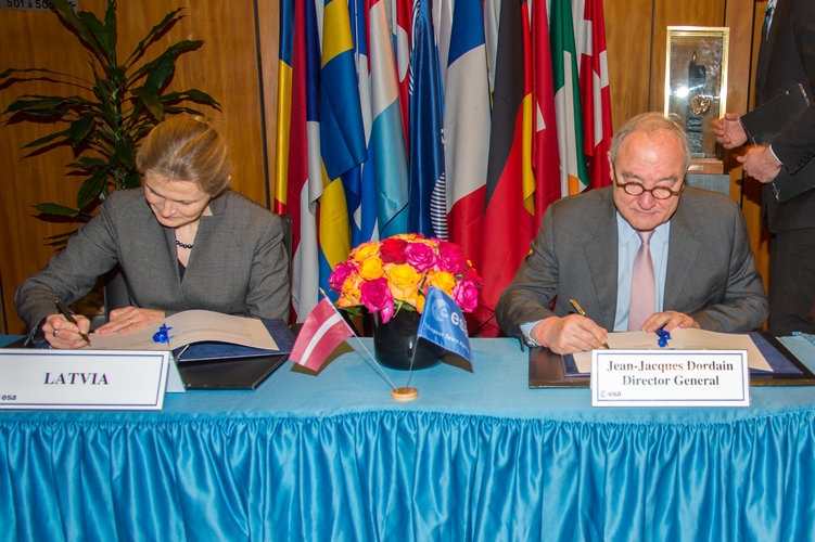 Signature of the PECS Charter between ESA and Latvia