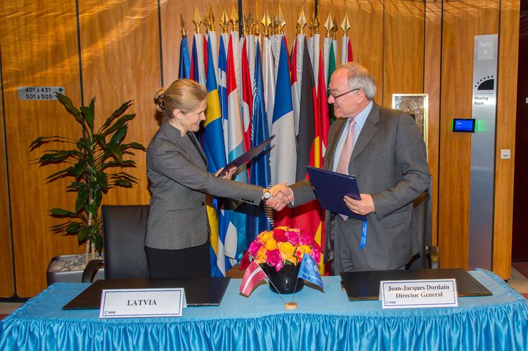 Signature of the PECS Charter between ESA and Latvia
