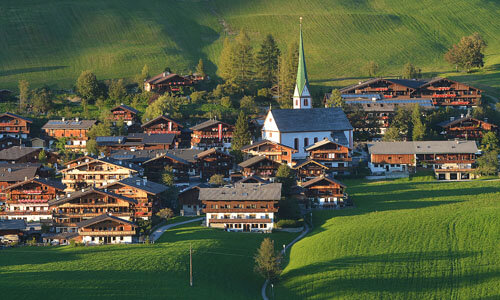 Das Dorf Alpbach liegt in den Tiroler Alpen