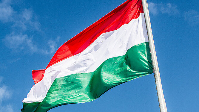 A magyar zászló az itáliai azúr kék égben