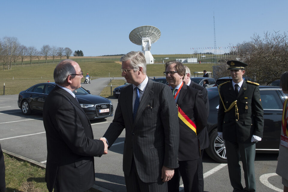 Jean-Jacques Dordain accueille le Roi Philippe au Centre ESA de Redu sous les rayons du soleil de mars
