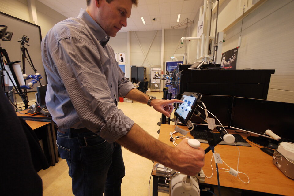 Andreas Mogensen testuje joystick se zpětnou vazbou