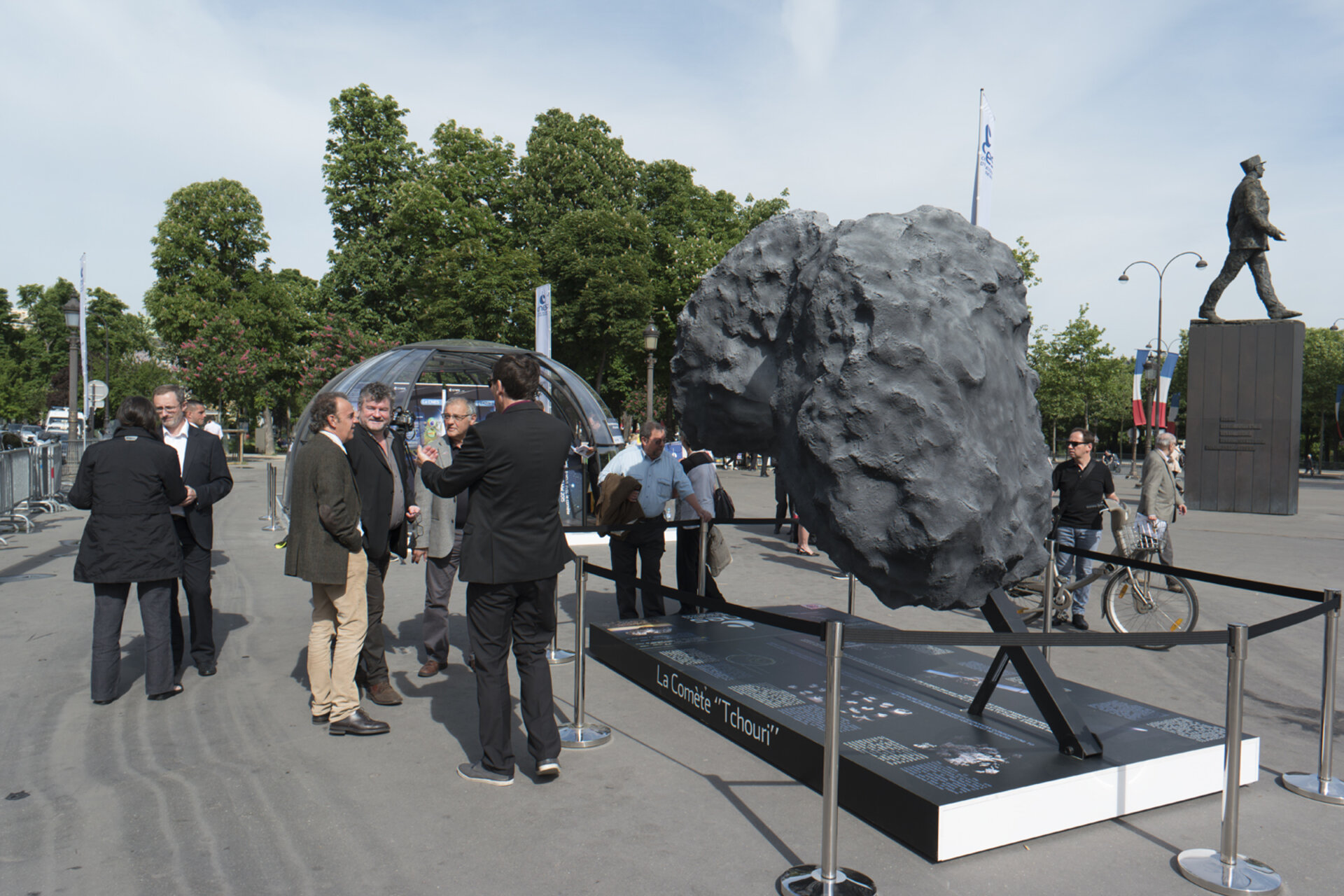 Maquette de la comète 67P sur les Champs-Elysées 